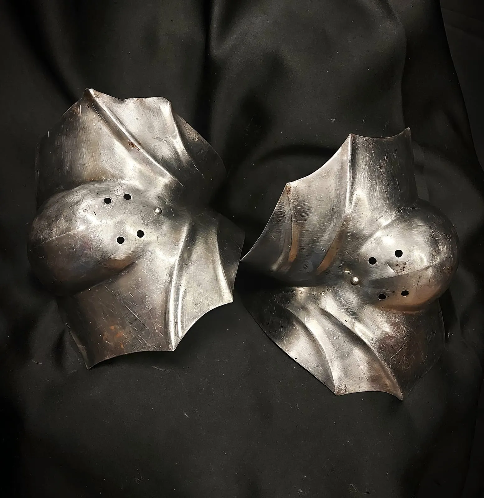 Forged elbow armour with articulated plates